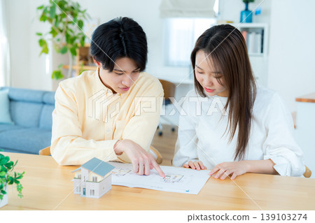 一對年輕夫婦買了自己的房子 139103274