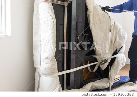 Image of grand piano delivery 139103398
