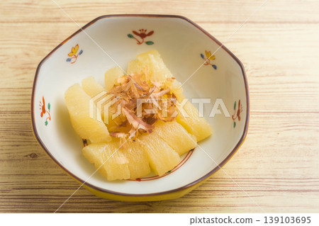 Herring roe topped with bonito flakes 139103695
