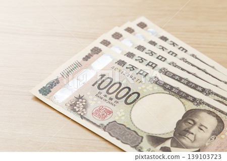 桌上放著一張10000日圓的鈔票 桌上放著一張10000日圓的鈔票 139103723