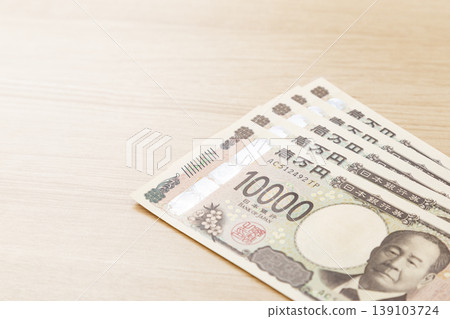 桌上放著一張10000日圓的鈔票 桌上放著一張10000日圓的鈔票 139103724