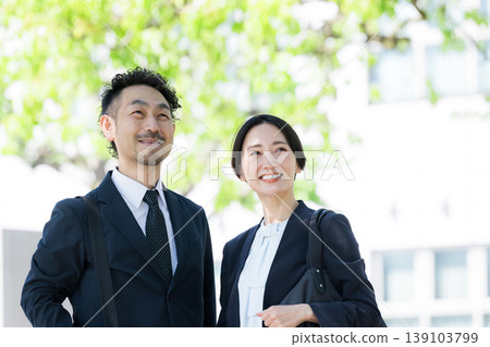 仰望老闆,心中充滿信任和職業前景,臉上洋溢著對未來和希望的微笑。 仰望老闆,心中充滿信任和職業前景,臉上洋溢著對未來和希望的微笑。 139103799