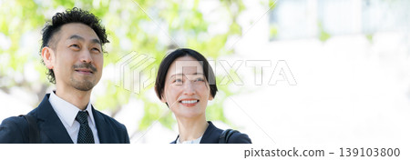 仰望老闆,心中充滿信任和職業前景,臉上洋溢著對未來和希望的微笑。 仰望老闆,心中充滿信任和職業前景,臉上洋溢著對未來和希望的微笑。 139103800