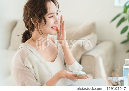 一位女士正在用肥皂搓洗臉部(清潔、洗臉) 一位女士正在用肥皂搓洗臉部(清潔、洗臉) 139103947
