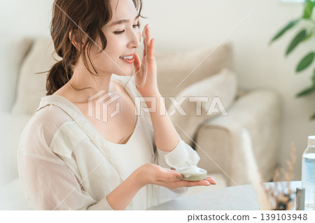 一位女士正在用肥皂搓洗臉部(清潔、洗臉) 一位女士正在用肥皂搓洗臉部(清潔、洗臉) 139103948