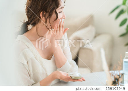 一位女士正在用肥皂搓洗臉部(清潔、洗臉) 一位女士正在用肥皂搓洗臉部(清潔、洗臉) 139103949