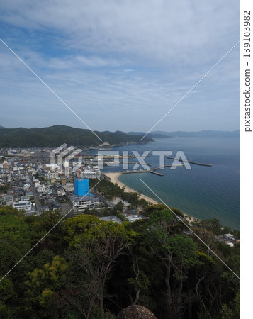 從洲本城遺址俯瞰淡路島大濱海灘的美麗海岸線。 從洲本城遺址俯瞰淡路島大濱海灘的美麗海岸線。 139103982