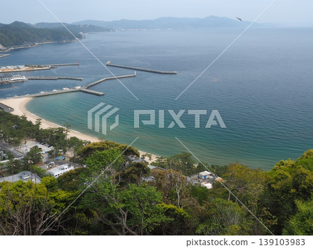 從洲本城遺址俯瞰淡路島大濱海灘的美麗海岸線。 139103983