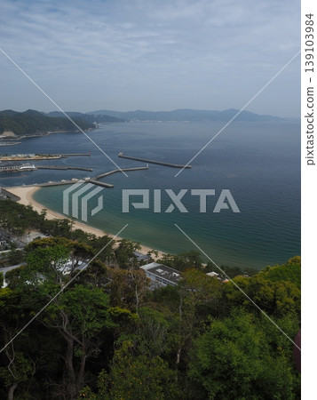 從洲本城遺址俯瞰淡路島大濱海灘的美麗海岸線。 從洲本城遺址俯瞰淡路島大濱海灘的美麗海岸線。 139103984