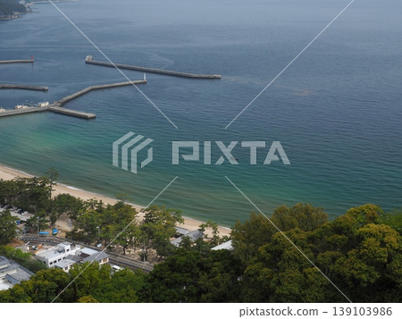 從洲本城遺址俯瞰淡路島大濱海灘的美麗海岸線。 139103986
