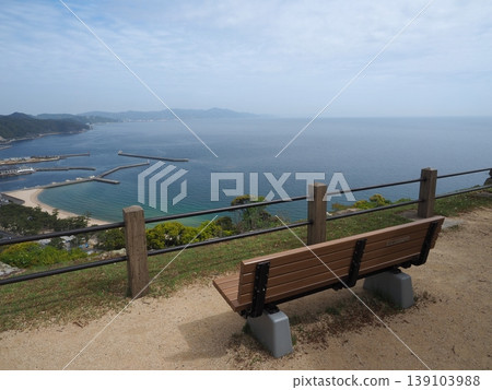 從洲本城遺址的觀景台上可以欣賞到洲本市和寧靜的瀨戶內海的壯麗景色。 139103988