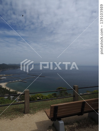 從洲本城遺址的觀景台上可以欣賞到洲本市和寧靜的瀨戶內海的壯麗景色。 139103989