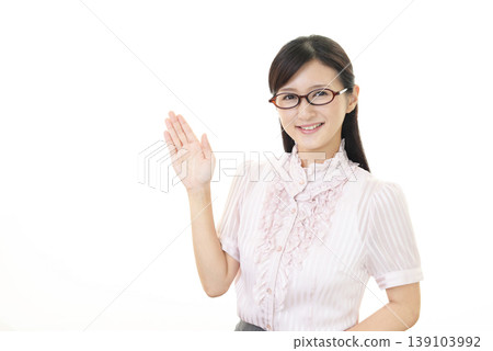 Guide smiling woman Guide smiling woman 139103992