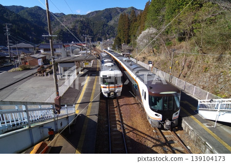 高山本線、燒石站及列車 139104173