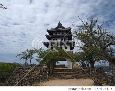 須本城矗立在三隈山頂。 須本城矗立在三隈山頂。 139104183