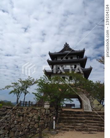 須本城矗立在三隈山頂。 須本城矗立在三隈山頂。 139104184