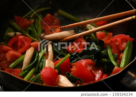 Sauté tomatoes, spinach, and shimeji mushrooms. 139104234
