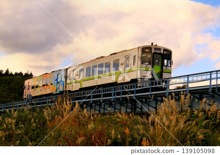 A journey along the railway line at dusk, through the autumn scenery of southern Aizu... Aizu Railway [AT500 series] 139105098