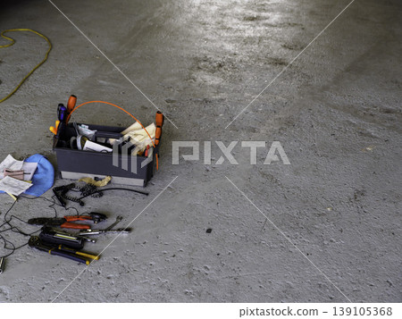 工具箱和維修工具放置在車庫的水泥地面上。 工具箱和維修工具放置在車庫的水泥地面上。 139105368