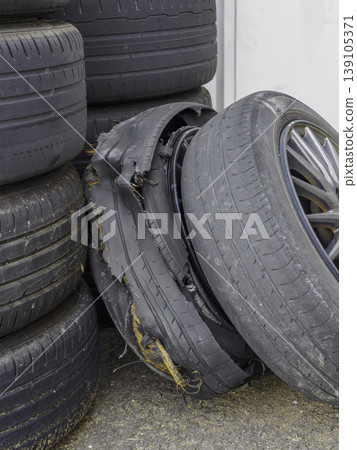 一堆嚴重損壞的汽車輪胎和輪轂 一堆嚴重損壞的汽車輪胎和輪轂 139105371