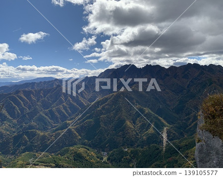 從地藏山上看到的甲斐山,雲霧繚繞。 從地藏山上看到的甲斐山,雲霧繚繞。 139105577