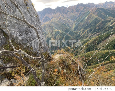 Autumn foliage on the ridge and south ridge as seen from Dainichi-iwa. Autumn foliage on the ridge and south ridge as seen from Dainichi-iwa. 139105580