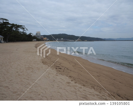 籠罩在陰雲密佈的海灘上的寂靜，這是從淡路島洲本市大濱海灘看到的景色。 139105801