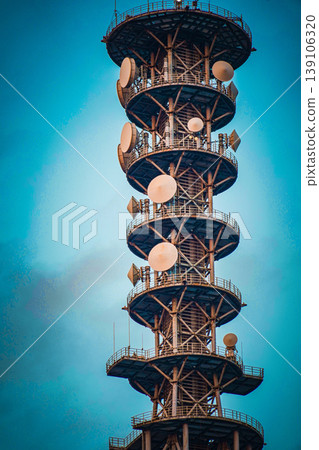 一座高聳入雲的大型通訊塔直插藍天 一座高聳入雲的大型通訊塔直插藍天 139106320