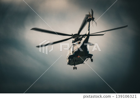 一架直升機飛越雲層 139106321