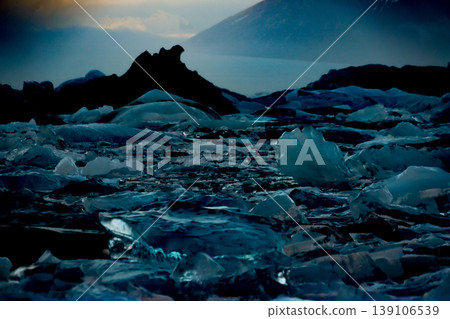 暮色中的浮冰和山巒陰影 暮色中的浮冰和山巒陰影 139106539