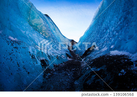 Spreading glacial passages Spreading glacial passages 139106568