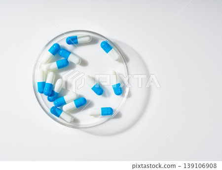 培養皿中的藍白相間的膠囊 139106908