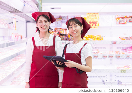 在超市工作的女人 在超市工作的女人 139106940