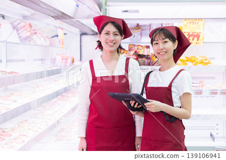 在超市工作的女人 在超市工作的女人 139106941