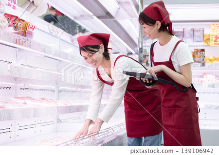 在超市工作的女人 139106942