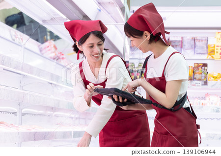 woman working in a supermarket 139106944