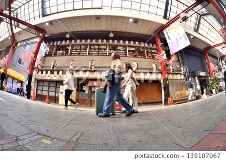 A scene near a long-established sukiyaki restaurant on Hisago Street in Asakusa. 139107067