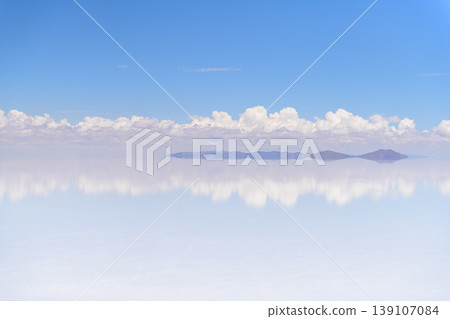 Serene reflection of sky and cloud at Salar de Uyuni salt flat in Bolivia 139107084