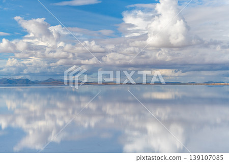 Serene sky reflection on salar de uyuni water in bolivia 139107085
