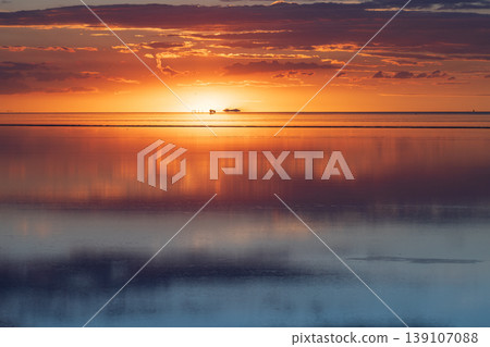 Serene sunset reflection over Salar de Uyuni salt flat in Bolivia 139107088