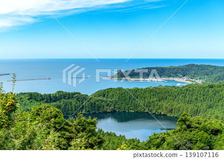 從觀景台上可以欣賞日本海的壯麗景色。海灣是由火山噴發形成的火山口和火山湖所構成的。 從觀景台上可以欣賞日本海的壯麗景色。海灣是由火山噴發形成的火山口和火山湖所構成的。 139107116