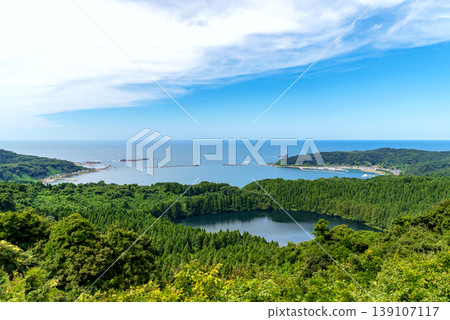從觀景台上可以欣賞日本海的壯麗景色。海灣是由火山噴發形成的火山口和火山湖所構成的。 從觀景台上可以欣賞日本海的壯麗景色。海灣是由火山噴發形成的火山口和火山湖所構成的。 139107117
