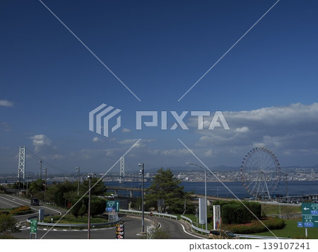 淡路高速公路綠洲,通往淡路島的門戶。晴空萬裡,海景和橋樑盡收眼底,景色壯麗。 淡路高速公路綠洲,通往淡路島的門戶。晴空萬裡,海景和橋樑盡收眼底,景色壯麗。 139107241