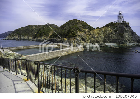 正在興建的薩達角燈塔矗立在海岬的頂端,岩壁上有一個洞穴。 正在興建的薩達角燈塔矗立在海岬的頂端,岩壁上有一個洞穴。 139107309