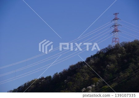 Please enjoy the mountain cherry blossoms blooming in the mountains of Sakaki Town, Hanishina District, Nagano Prefecture. Please enjoy the mountain cherry blossoms blooming in the mountains of Sakaki Town, Hanishina District, Nagano Prefecture. 139107335