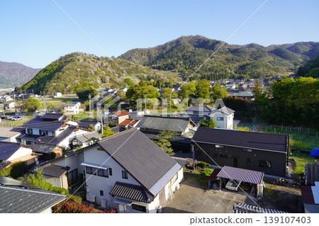 請欣賞長野縣埴科郡榊町山區盛開的山櫻。 139107403