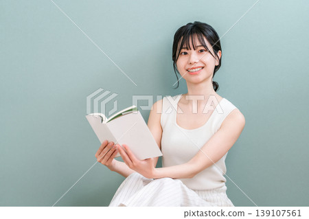 在家閱讀的年輕亞洲女性（文化、閱讀習慣、空閒時間、文學） 139107561