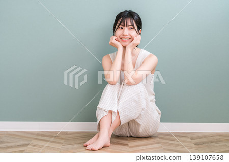 面帶微笑、臉頰美麗的亞洲女性(美容、審美、護膚形象) 面帶微笑、臉頰美麗的亞洲女性(美容、審美、護膚形象) 139107658