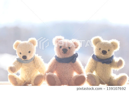 Three teddy bears in the light Three teddy bears in the light 139107692