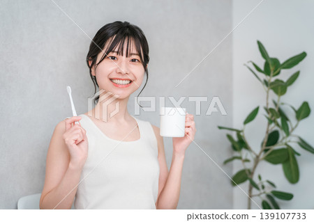 年輕的亞洲女性正在刷牙（牙膏、口腔護理、牙齒護理） 139107733